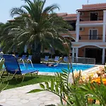 Perros Hotel 2*