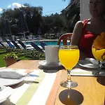 Perros Hotel 2*